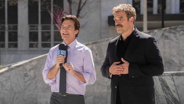 Imagem da notícia Após Stranger Things, David Harbour está envolvido em triângulo amoroso: 7 episódios de um thriller imperdível no streaming