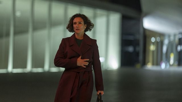 Imagem da notícia Retorna um dos melhores suspenses dos últimos tempos: Tom Hiddleston e Olivia Colman estrelam uma adaptação do mestre do gênero