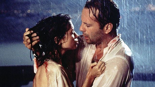 Imagem da notícia "Não quero vê-lo balançando na piscina": Bruce Willis contou como foi enganado para aparecer sem roupa neste filme massacrado pela crítica e pelo público