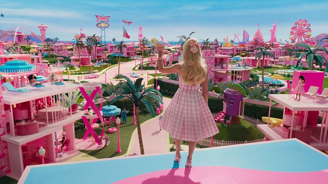 Imagem da notícia Ela não tem asas e nem poderes especiais: Por que a Barbie consegue voar do telhado no trailer do filme?