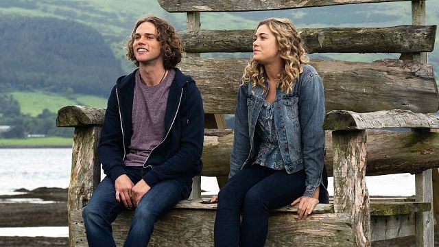 Imagem da notícia Sessão da Tarde hoje (15/09): Filme inédito na TV aberta, Quando Encontrei Você tem estrela de série da Netflix no elenco