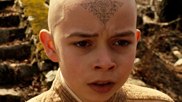 Imagem da notícia O showrunner de Avatar: O Último Mestre do Ar da Netflix explica porque ele não viu o filme de M. Night Shyamalan que todos queremos esquecer