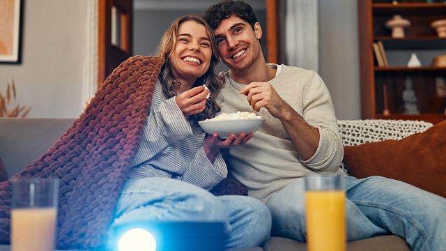 Imagem da notícia Este projetor portátil por menos de 300 reais é tudo o que você precisa para deixar a ideia de uma Smart TV de lado!