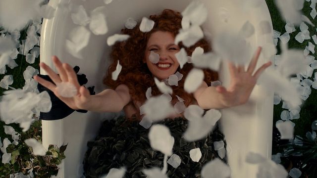 Imagem da notícia Geek Girl vai ter 2ª temporada? Série teen com estrela de House of the Dragon ultrapassou Bridgerton na Netflix