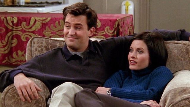 Imagem da notícia Chandler e Monica não seriam um casal em Friends: Esta cena entre os dois conquistou os fãs e mudou os planos dos criadores