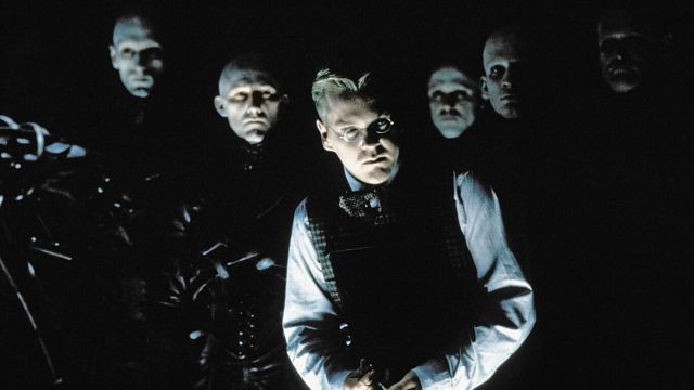 Imagem da notícia O fascinante filme que merecia o sucesso de Matrix, quase ninguém o viu na época, mas se tornou uma joia cult do cinema de ficção científica