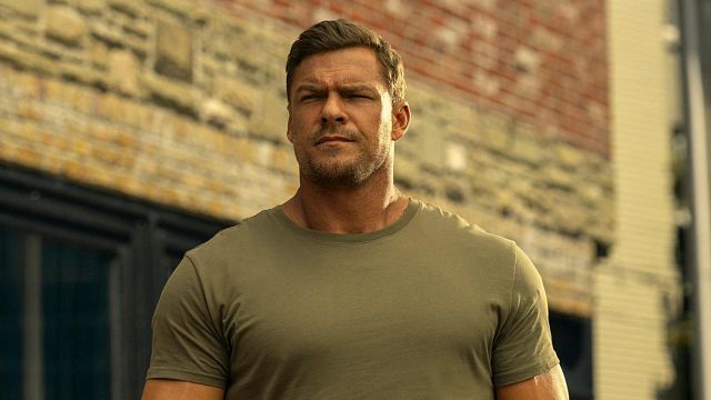 Imagem da notícia 4 mil calorias por dia e 5 treinos por semana: Esta é a dieta insana de Alan Ritchson para o papel de Reacher