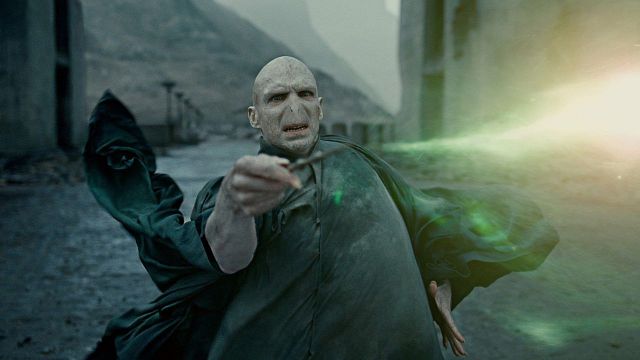 Imagem da notícia O feitiço mais sombrio de Harry Potter tem origem ainda pior: Este é o verdadeiro significado de Avada Kedavra
