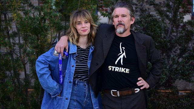 Ethan Hawke dirigiu as cenas de sexo da filha em novo filme e atriz de Stranger Things comenta bastidores: "Espionados por um pai sinistro"