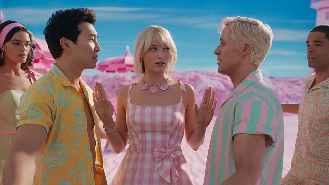 Imagem da notícia Atores de Barbie fizeram grupo de mensagem – e só um ator ficou de fora: “Meu telefone é dobrável”
