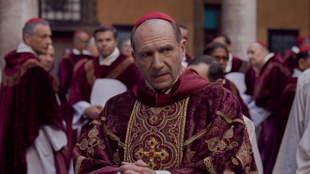 Imagem da notícia O Vaticano proibiu e eles tiveram que dar um jeito: A equipe de Conclave levou 10 semanas para criar a réplica da Capela Sistina