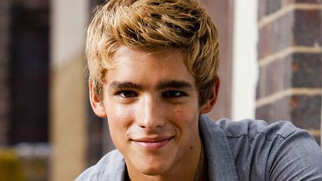 Imagem da notícia Conheça o príncipe de Maleficent, nova versão de A Bela Adormecida com Angelina Jolie