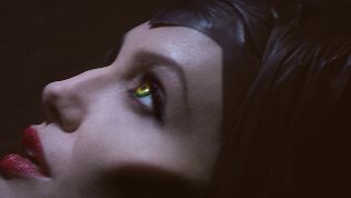 Imagem da notícia Angelina Jolie é a madrasta malvada na primeira imagem oficial de Maleficent