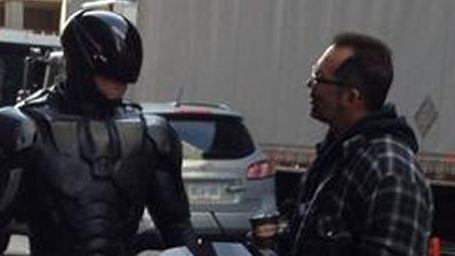 Joel Kinnaman surge pilotando a nova moto de Robocop em vídeo e fotos