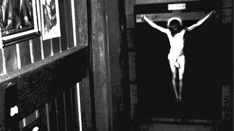 Imagem da notícia Carrie: Nova foto assustadora mostra como a garota é punida pela mãe
