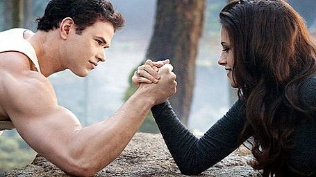 Imagem da notícia Assista dois vídeos exclusivos e legendados de A Saga Crepúsculo: Amanhecer - Parte 2