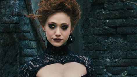 Imagem da notícia Romance, feitiçaria e visuais góticos em 40 novas fotos de Dezesseis Luas