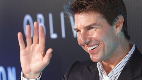 Fãs brasileiros aproveitam a simpatia de Tom Cruise no tapete vermelho de Oblivion