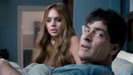 Todo Mundo em Pânico 5: Charlie Sheen tenta levar Lindsay Lohan para a cama em novo vídeo