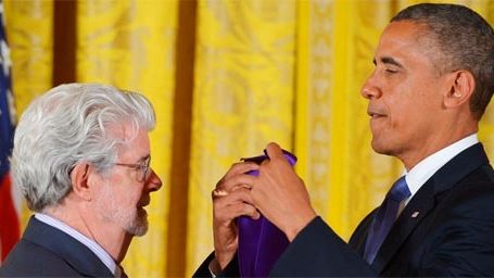 Imagem da notícia George Lucas recebe medalha (e abraço) de Barack Obama