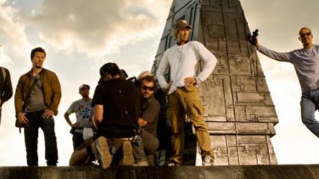 Veja Mark Wahlberg e Michael Bay na primeira imagem oficial de Transformers 4