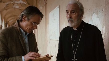 Imagem da notícia Exclusivo: Assista uma cena misteriosa de Jeremy Irons e Christopher Lee em Trem Noturno para Lisboa