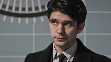 Imagem da notícia Confirmado: Ben Whishaw será o intérprete de Freddie Mercury no cinema