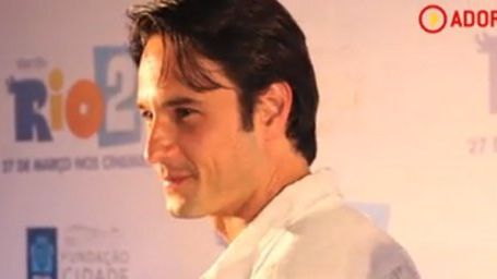 Imagem da notícia Rodrigo Santoro, Carlinhos Brown e convidados fazem a festa na pré-estreia de Rio 2