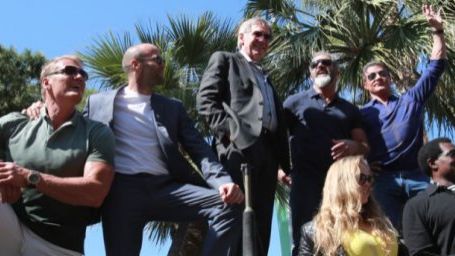 Imagem da notícia Cannes 2014: Veja as fotos do elenco de Os Mercenários 3 desfilando em tanques de guerra