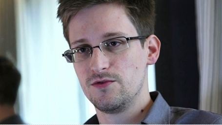 Oliver Stone vai dirigir filme sobre Edward Snowden