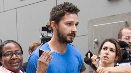 Imagem da notícia Shia LaBeouf passou a noite na prisão após tumultuar espetáculo na Broadway