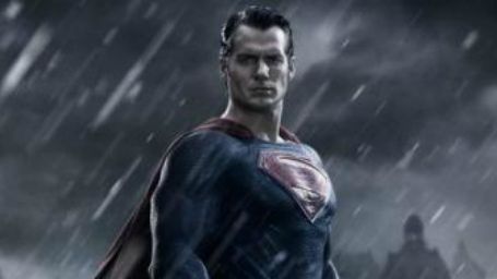 Imagem da notícia O Homem de Aço capricha na pose em nova foto de Batman V Superman: Dawn of Justice