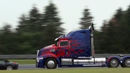 Imagem da notícia Vídeo exclusivo: confira o visual dos carros de Transformers: A Era da Extinção
