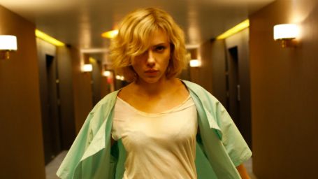 Imagem da notícia Scarlett Johansson detona as ruas de Paris em nova cena e fotos de Lucy