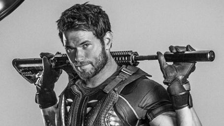 Imagem da notícia Os Mercenários 3: O motoqueiro Kellan Lutz se exibe para Sylvester Stallone em cena inédita
