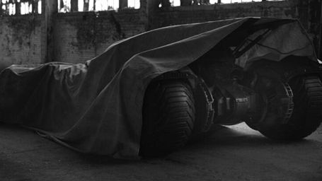 Imagem da notícia Batman V Superman: Batmóvel sofisticado e empoeirado é destaque em imagens do set