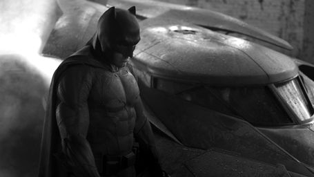 Imagem da notícia Batman V Superman: Zack Snyder ironiza fotos que 'vazaram' e publica imagem oficial do Batmóvel