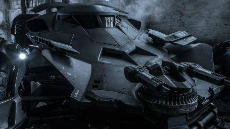 Imagem da notícia Zack Snyder encerra boato sobre roubo do batmóvel com uma imagem sensacional!
