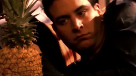 Imagem da notícia Vídeo revela o mistério do abacaxi de How I Met Your Mother