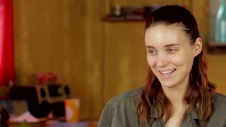 Imagem da notícia Em vídeo descontraído, Rooney Mara diz que garotos brasileiros de Trash a pediram em casamento