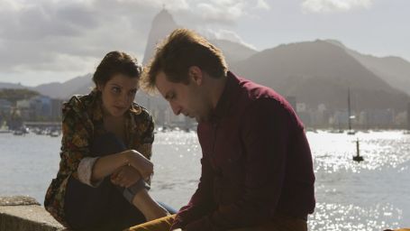 Imagem da notícia Exclusivo: Conversamos com Gregório Duvivier e Clarice Falcão no set de Desculpe o Transtorno