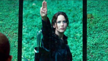 Imagem da notícia Saudação de Jogos Vorazes é usada em protesto na Tailândia contra golpe militar