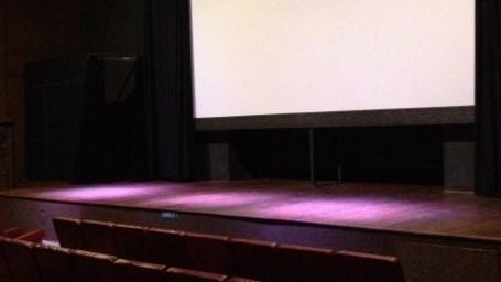 Na contramão: Igreja que virou sala de cinema completa 1 ano de existência