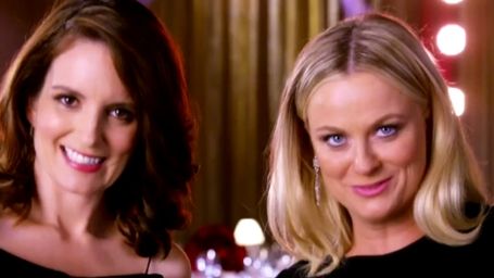 Imagem da notícia Tina Fey e Amy Poehler prometem tropeçar no Globo de Ouro em vídeo promocional da cerimônia