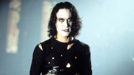 Imagem da notícia Refilmagem de O Corvo contrata novo diretor, mas Luke Evans pode abandonar o projeto