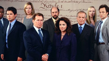 Imagem da notícia Elenco de The West Wing se reúne em divertido vídeo institucional da Casa Branca 