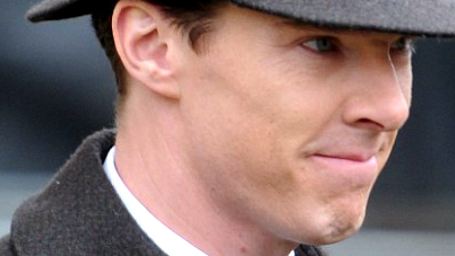 Sherlock: Bennedict Cumberbatch surge com o visual clássico do detetive da Baker Street