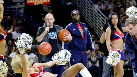 Imagem da notícia Will Ferrell interrompe partida de basquete e acerta bolada em líder de torcida!