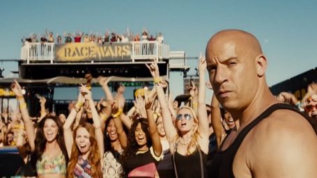 Imagem da notícia Dominic e sua "família" são caçados em novo trailer de Velozes & Furiosos 7