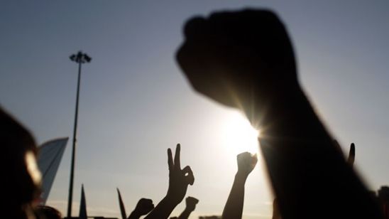 Imagem da notícia Enquete da Semana: Galera iria para as ruas protestar pelo fim da tradução dos títulos das séries